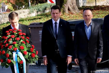 Ob 1. novembru smo se s polaganjem cvetja k osrednjim kamniškim spomenikom poklonili žrtvam vojn (53)